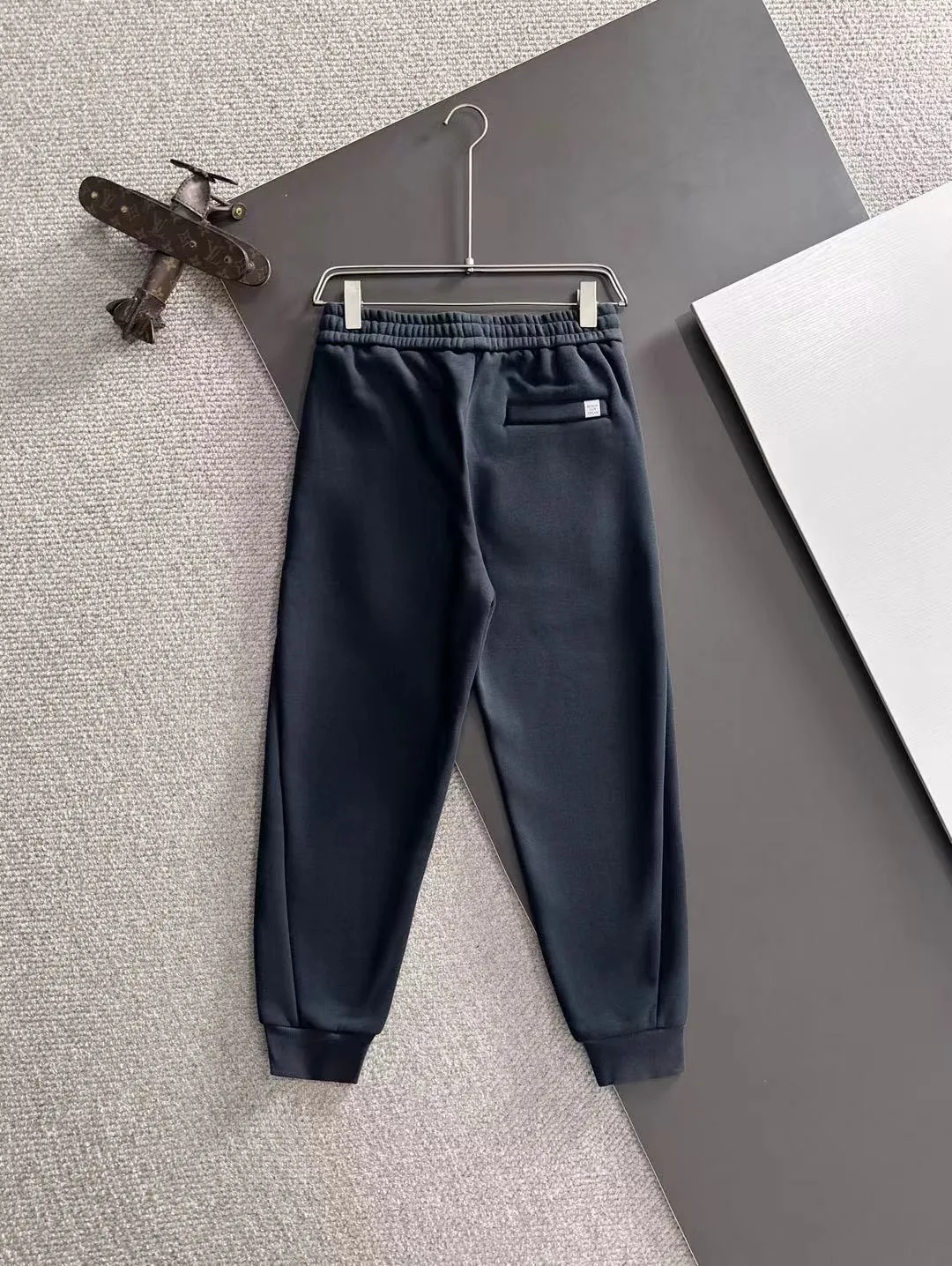 Next day shipment P360 Big Goose 2025 new winter elastic band casual pants, thick velvet counter-customized fabric, high breathability and comfort, impeccable details, brand element design concept, reflecting high quality. It feels delicate and soft! It presents a casual cut and the upper body shape is great! Size: M-4XL